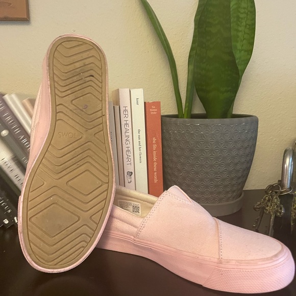 TOMS Women Slip On (size 7.5) - Picture 3 of 4